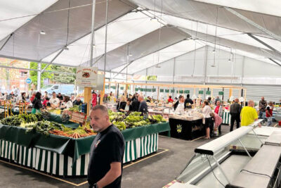 Le marché provisoire est grand et accueillant. - Agrandir l'image 3 sur 3, fenêtre modale