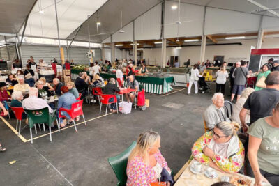 Les clients sont nombreux au stand de la buvette. - Agrandir l'image 2 sur 3, fenêtre modale