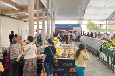 Les commerçant accueillent les clients. - Agrandir l'image 1 sur 3, fenêtre modale