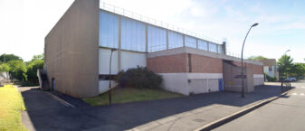 Façade du gymnase Anne Frank, à Villeneuve-le-Roi.