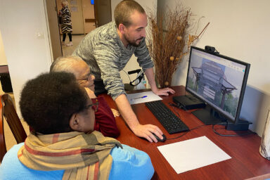 Personnes devant un écran se formant à l'informatique.