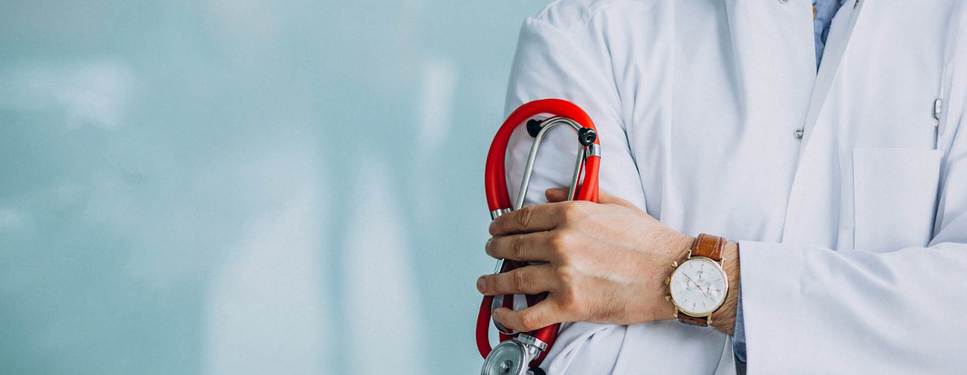 jeune médecin dans une blouse médicale avec stethoscope