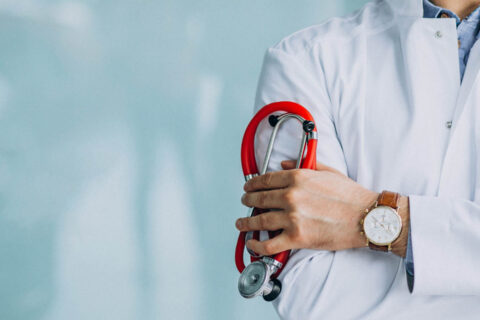 jeune médecin dans une blouse médicale avec stethoscope