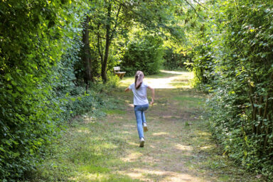 Petite fille courant dans une allée du parc Pierre-Fitte, à Villeneuve-le-Roi.