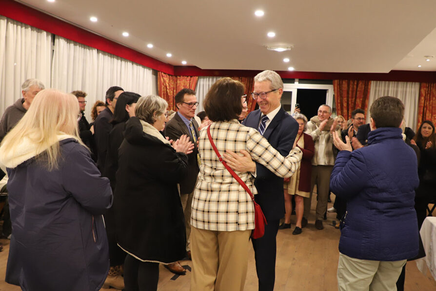 Le maire est heureux de gagner les élections municipales et remercie ses soutiens.