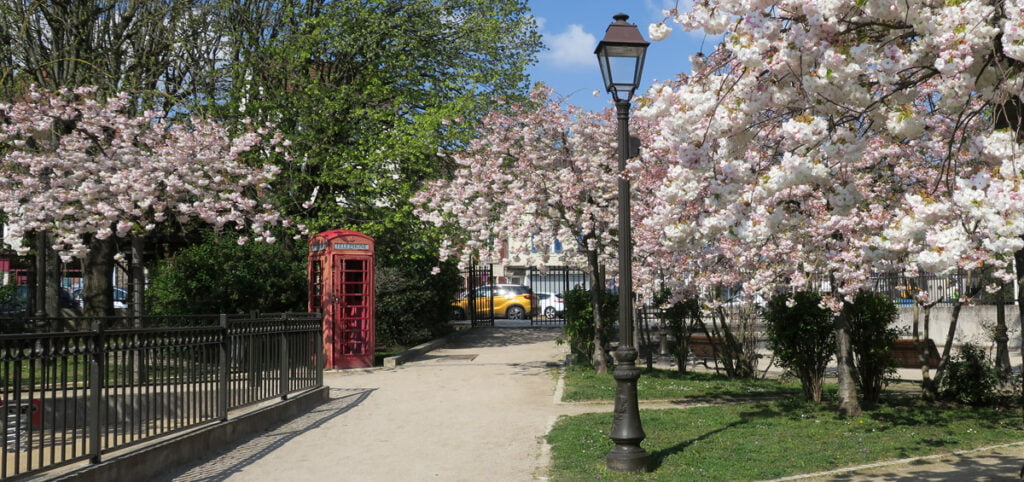 Cerisiers japonais en fleur et la cabine téléphonique de style anglais au parc Stourport à Villeneuve-le-Roi.