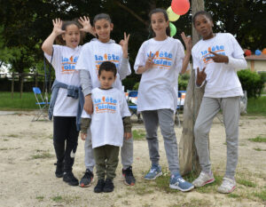 Enfants de quartier avec un teeshirt "la Fête des voisins"